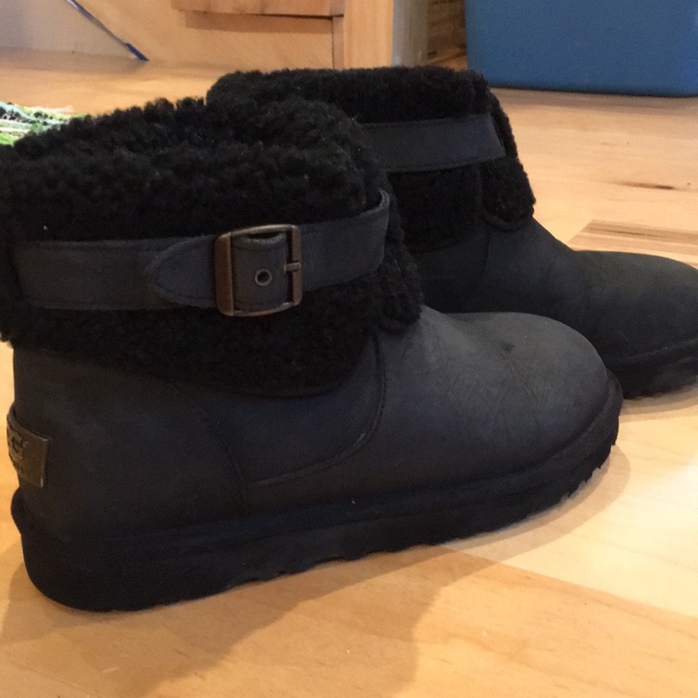 UGG Jocelin short buckle boot black